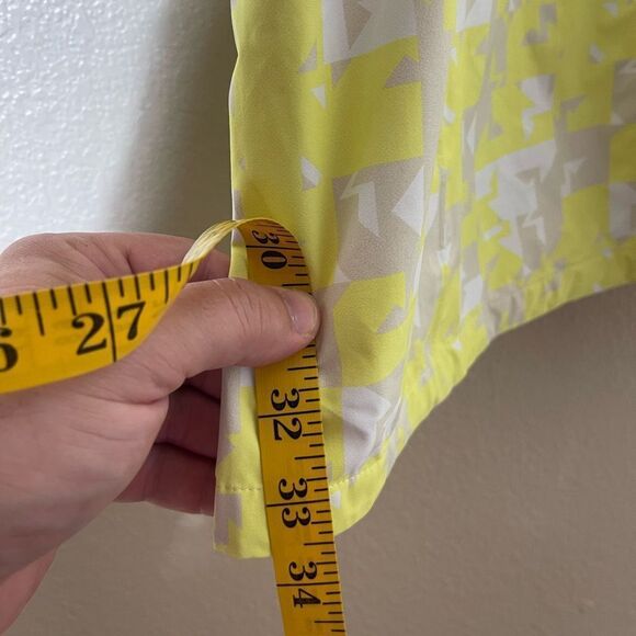 Descente Golf Stylish Yellow and White Women's Jacket - Picture 5 of 6